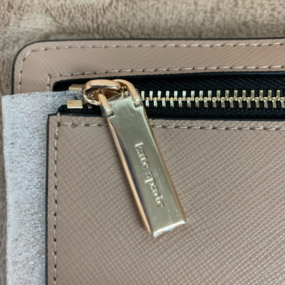 NWT Kate Spade Large Slim Bifold Wallet. Tan and Black with Gold Accents. - Picture 4 of 10